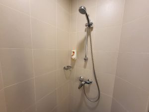 panduan menggunakan shower di kamar mandi hotel